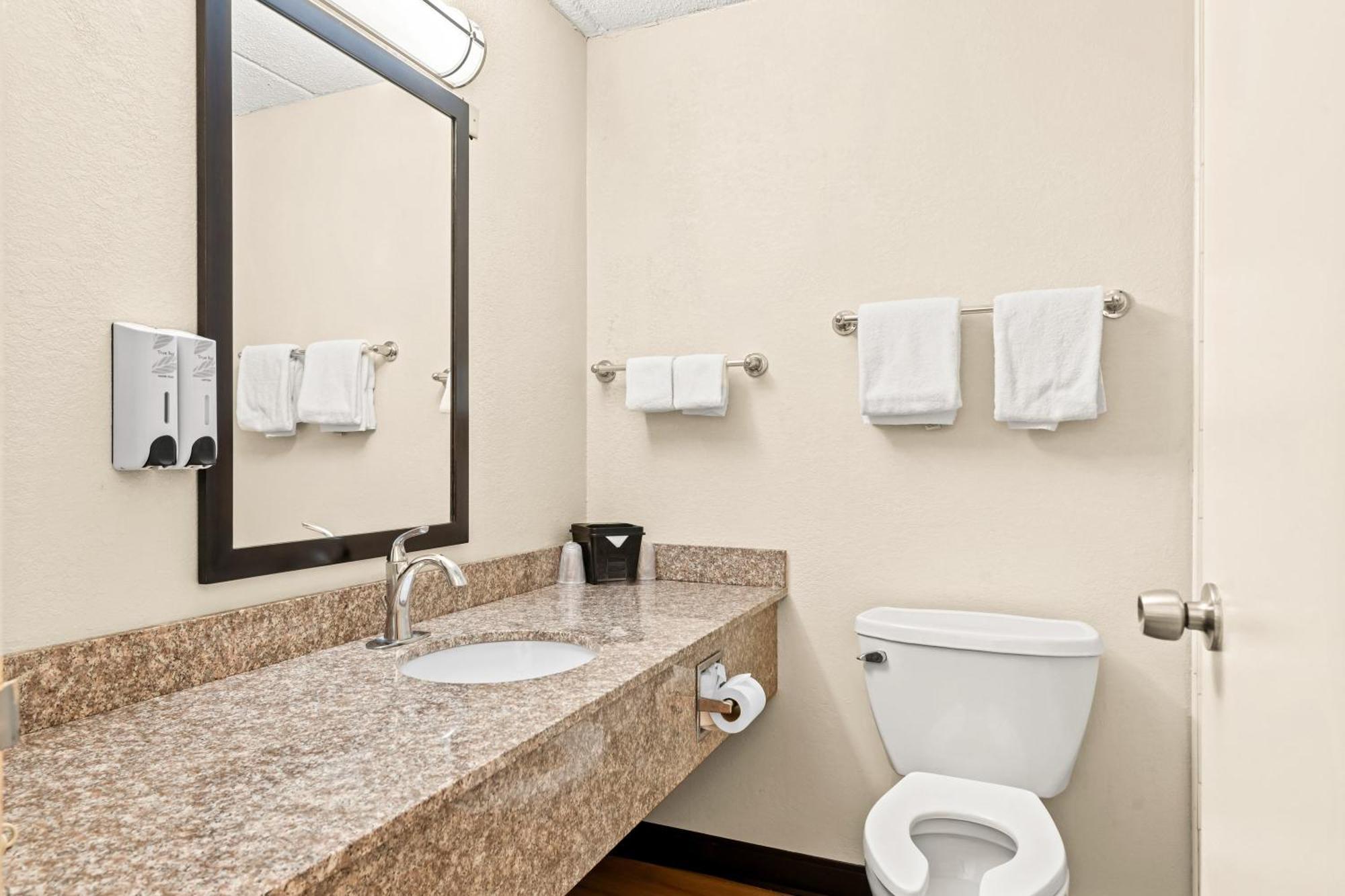 Red Roof Inn Cortland Dış mekan fotoğraf