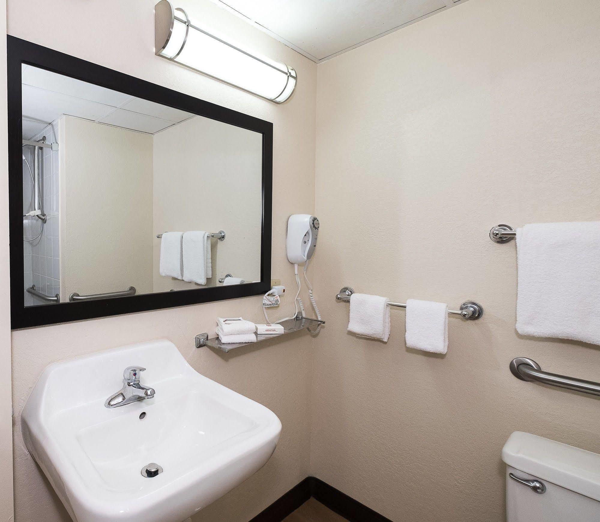 Red Roof Inn Cortland Dış mekan fotoğraf